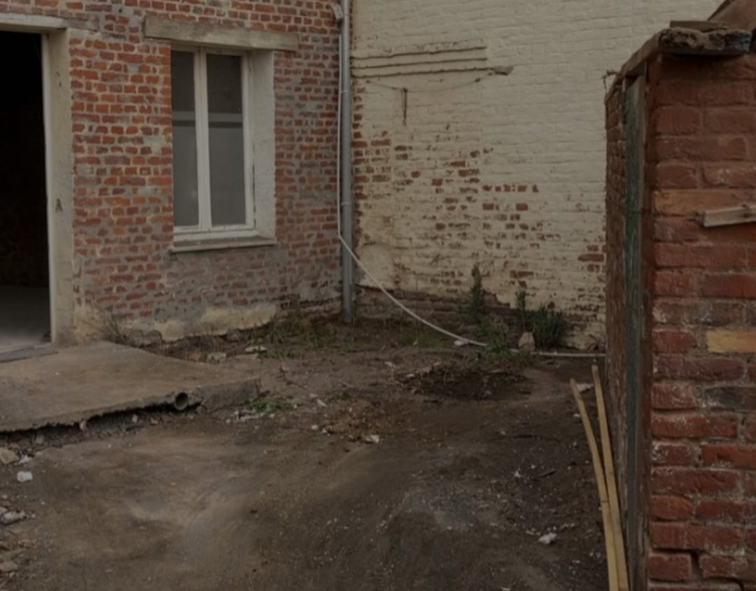 La même cour, dégagée, après l'évacuation des gravats